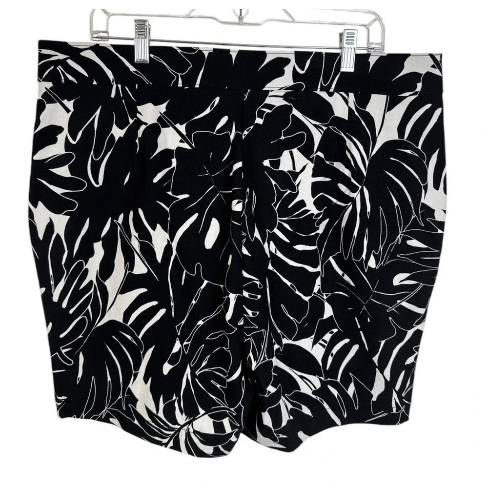 Rafaella Women's Plus 18 Stretch Pull On‎ Shorts B&W Leaf Print NWT